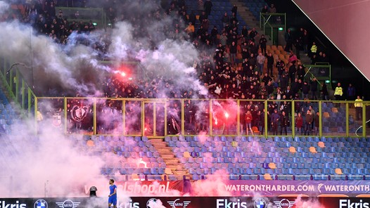 FC Utrecht haalt keihard uit naar met vuurwerk gooiende supporters
