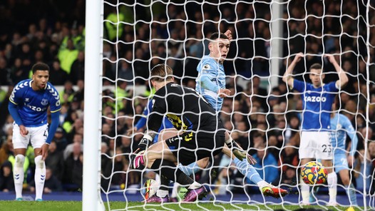 Everton gelooft ogen niet na penaltymoment, Foden redt Man City