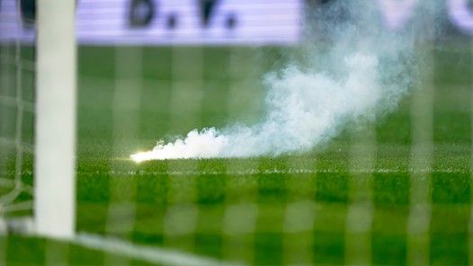 PEC-Feyenoord stilgelegd na vuurwerk op veld