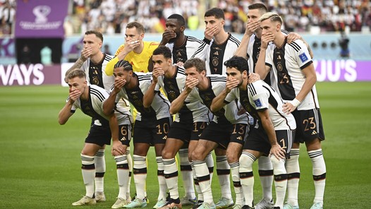 FIFA straft Duitsland niet voor handen op de mond op teamfoto 