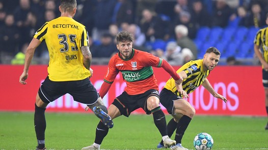 Tiental NEC houdt Vitesse in bedwang na rode kaart Tannane