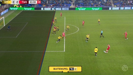 Cruciaal en discutabel VAR-moment bij Vitesse-Twente: 'Ik zie het, maar ik zie het niet'
