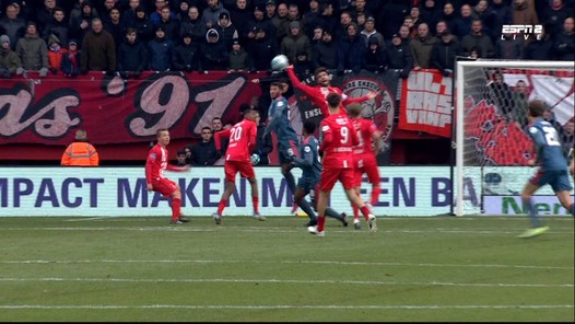 VI Discussie: had Feyenoord een penalty moeten krijgen tegen Twente?