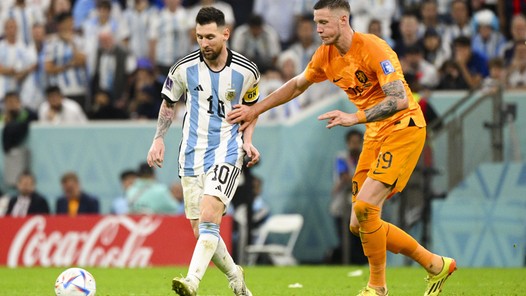 Messi niet blij met eigen gedrag richting Weghorst en Van Gaal