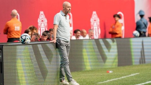 Ten Hag verdenkt VAR van een fout: 'Was de verkeerde hoek'