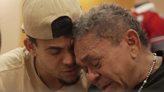 Emotionele beelden uit Colombia: Díaz herenigd met zijn vader