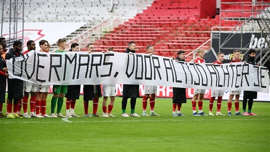 Antwerp-selectie steunt Overmars met spandoek: 'Dit tekent onze club'