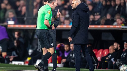 Bosz is boos op VAR: 'Penalty en tweede gele kaart Wieffer'