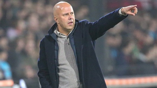 Feyenoord-trainer Slot kiest uit bij AZ voor Zerrouki en Stengs