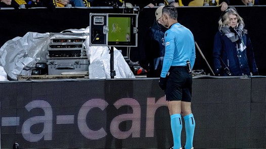 Knotsgekke tweede helft: Ajax krijgt rood en ontsnapt aan tegengoal