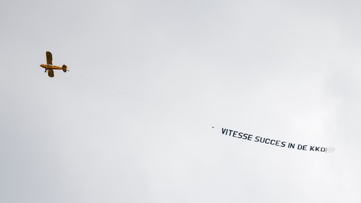 Vliegtuigje boven de Galgenwaard met boodschap voor Vitesse