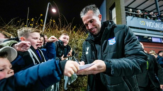 Geen bekerstunt ASWH, wel een handtekening van Van Persie