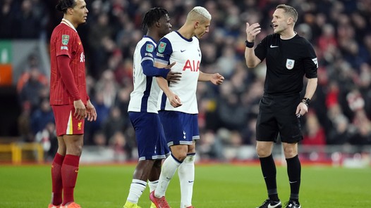 Van Dijk kegelt Richarlison omver en neemt Braziliaan in de maling