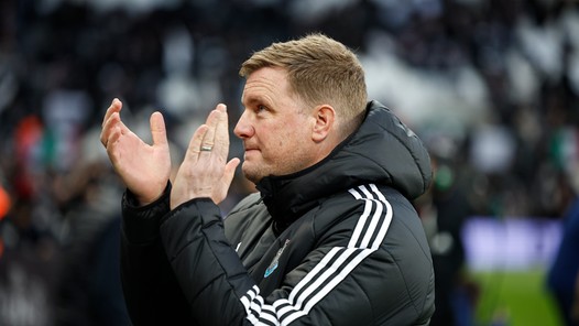 Newcastle-trainer ziet vanuit ziekenhuis toe hoe zijn ploeg topdrie aanvalt
