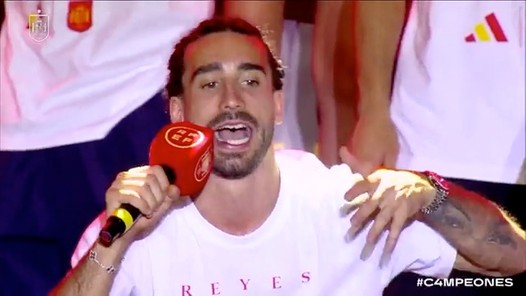 Cucurella doet denken aan Rekik en zingt over zichzelf