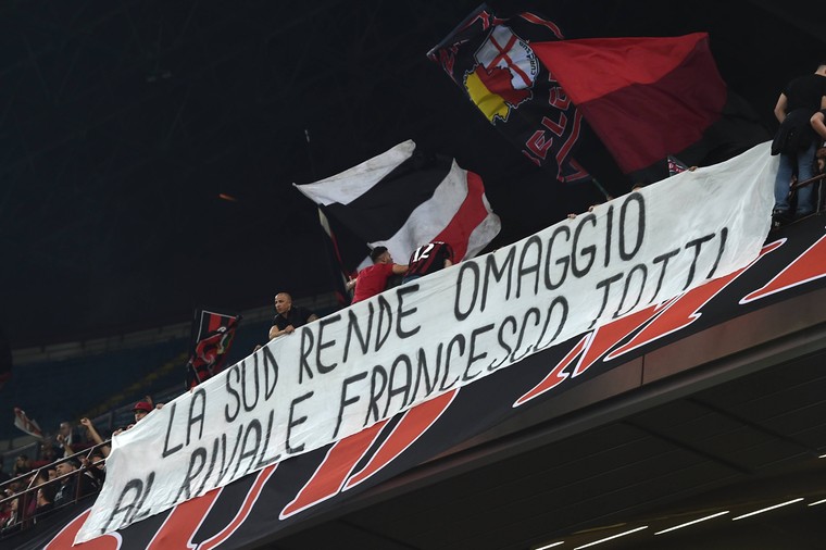 De harde kern van AC Milan heeft respect voor de clubicoon van AS Roma: &#039;La sud bewijst eer aan rivaal Francesco Totti&#039;