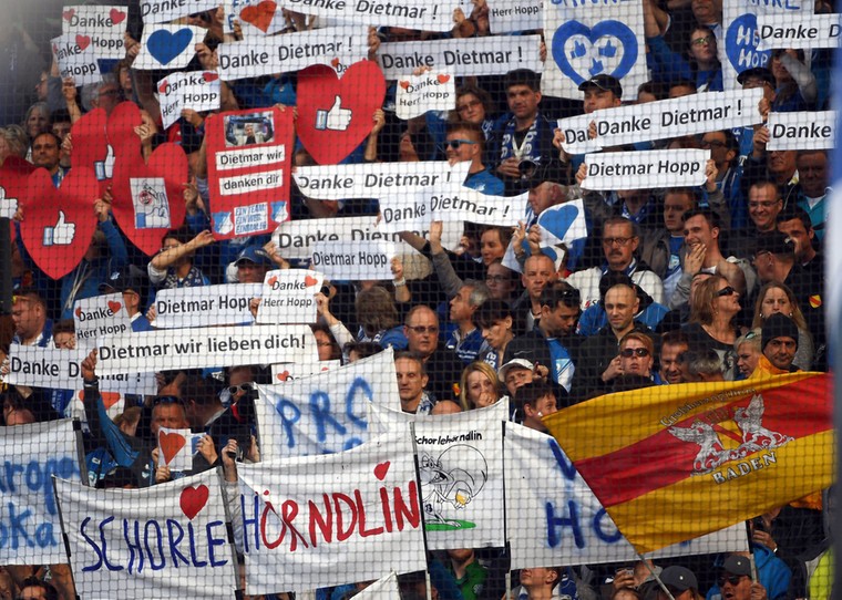 De supporters betuigen hun liefde voor clubweldoener Dietmar Hopp.