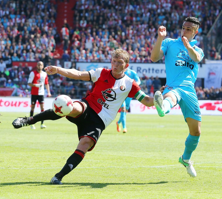 In de selectie werd lange tijd de vraag gesteld waarom Dirk Kuijt zoveel krediet had bij de trainer. In de kampioenswedstrijd tegen Heracles Almelo gaf hij het antwoord met drie goals.