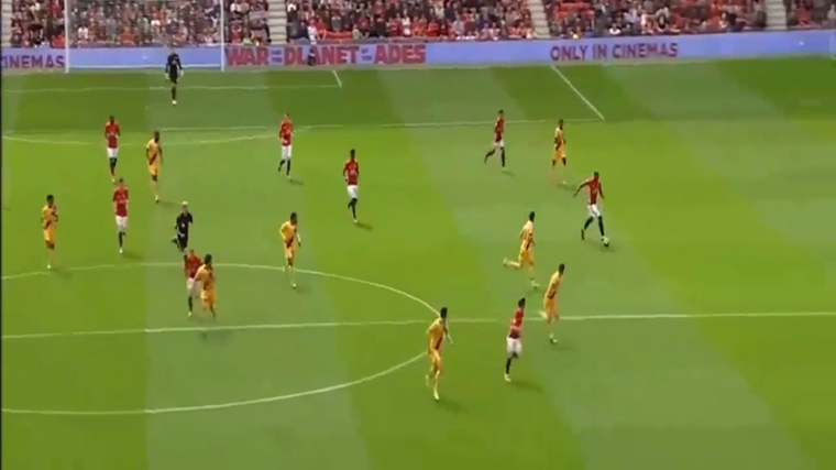 Scène vlak voor het doelpunt van Josh Harrop tegen Crystal Palace. Met een diagonale loopactie profiteert hij van de ruimte naast de overgebleven centrale verdediger van Palace.