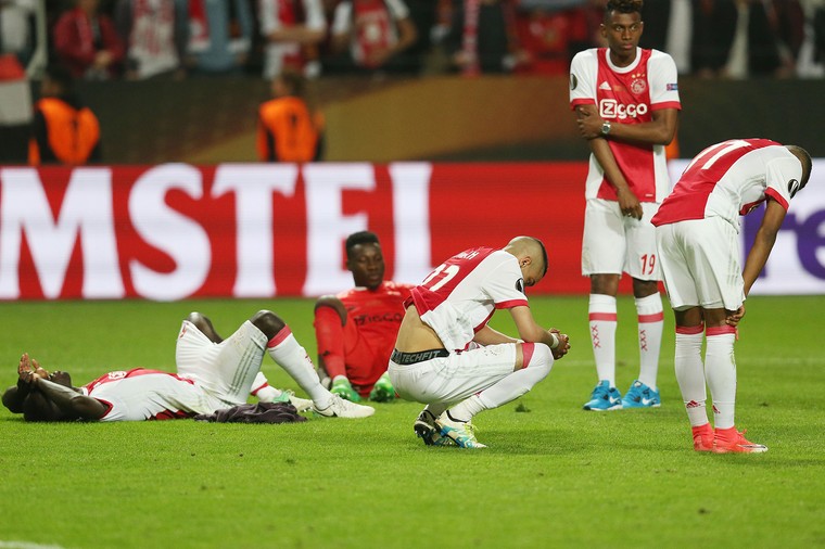 En dan klinkt het laatste fluitsignaal. Ajax verliest de Europa League-finale met 2-0. Totale ontreddering maakt zich meester van de Amsterdammers.