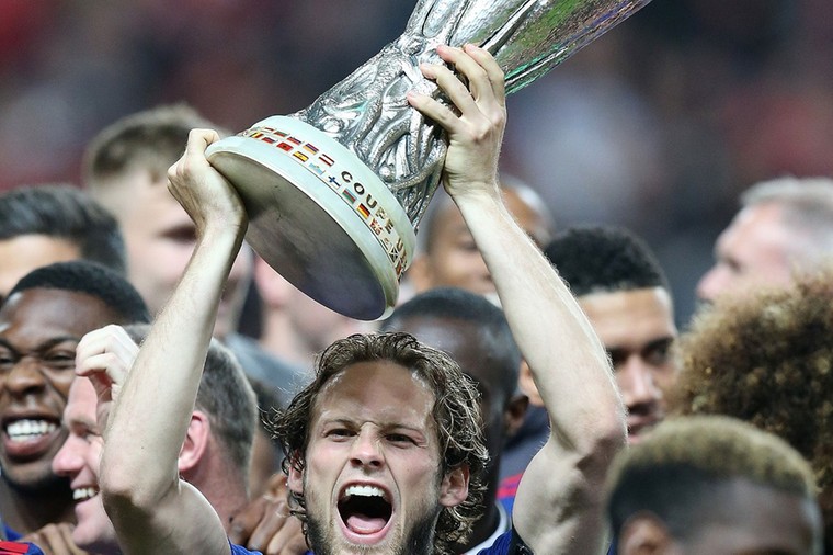 Daley Blind met de Europa League-trofee, zijn eerste internationale prijs.