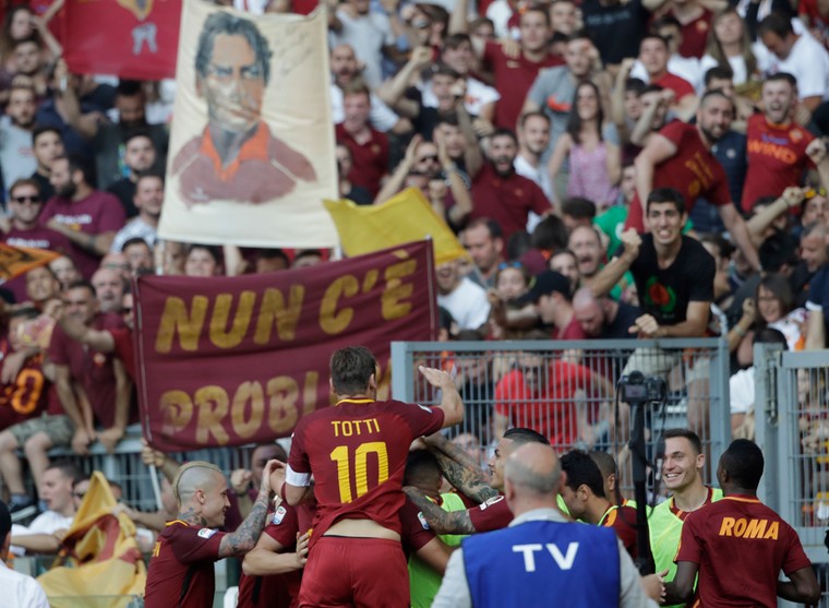 Francesco Totti viert de 2-1 van Daniele de Rossi.