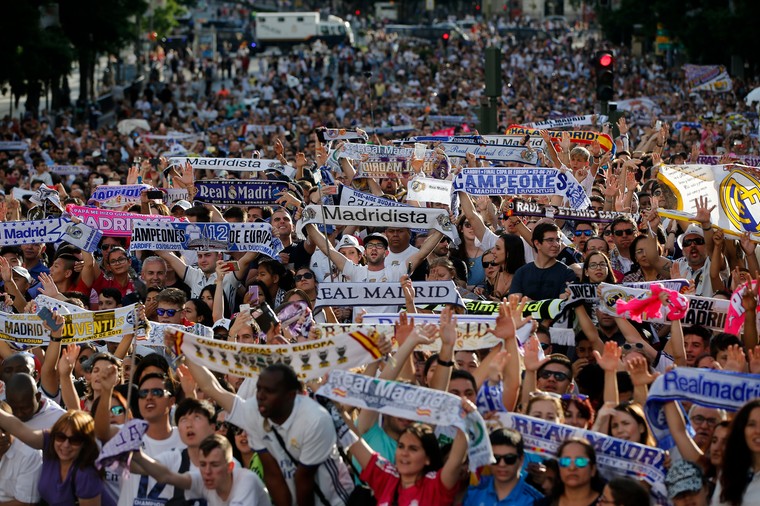 Fans zijn weer massaal naar Plaza de Cibeles gekomen om Real Madrid te huldigen. Het is wachten op de spelersbus.
