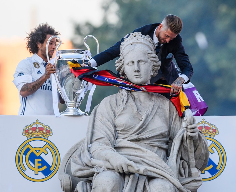 Het is inmiddels traditie dat Sergio Ramos een Real Madrid-sjaal om de nek van het standbeeld van Cybele bindt.