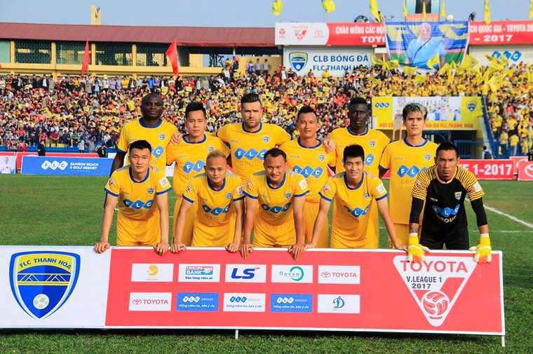Het elftal van Thanh Hóa. Danny van Bakel staat derde van links. Linksonder rechtsback Ding Dong