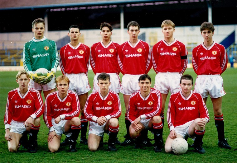 Het talentvolle jeugdteam van Manchester United in 1990 met achteraan vanaf links: Mark Bosnich, Ryan Giggs, Darren Ferguson, Paul Sixsmith, Jason Lydiate en Sean McAuley. Vooraan: Mark Gordon, Craig Lawton, Lee Costa, Alan Tonge en Adrian Doherty.
