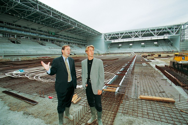 Toenmalig voorzitter Karel Aalbers en speler Michel Kreek bekijken tijdens het seizoen 1996/97 de contouren van het nieuwe stadion van Vitesse. Gelredome zou op 25 maart 1998 worden geopend.