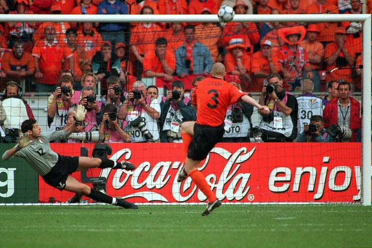 De &#039;iconische&#039; penalty van Jaap Stam. De verdediger schiet de bal vanaf elf meter het stadion uit. 