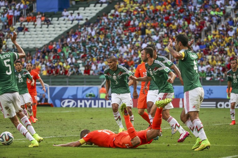 Arjen Robben gaat in de slotfase van de WK-wedstrijd tegen Mexico naar het gras en krijgt een penalty mee.