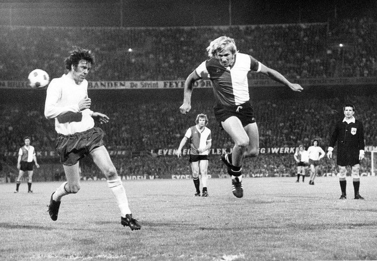 Jan Boskamp kopt de bal langs Mike England in de return van de UEFA Cup-finale op 29 mei 1974 tegen Tottenham Hotspur.