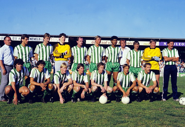 De afscheidswedstrijd van Piet Schrijvers in 1985. Van ‘t Schip zit vooraan, tweede van rechts. Rechts boven hem Cruijff.