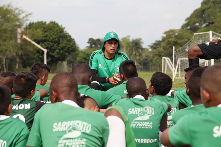 Talenten van Sarmiento Lora luisteren naar hun trainer.