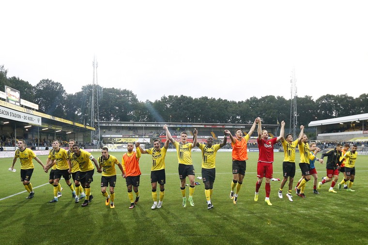 De spelers van VVV-Venlo vieren met hun supporters de 3-0 overwinning op Sparta Rotterdam tijdens de eerste speelronde van deze competitie.