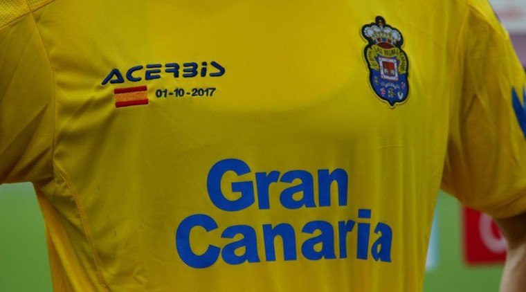 Het shirt waarin Las Palmas aantrad tegen Barcelona, met datum en Spaanse vlag.