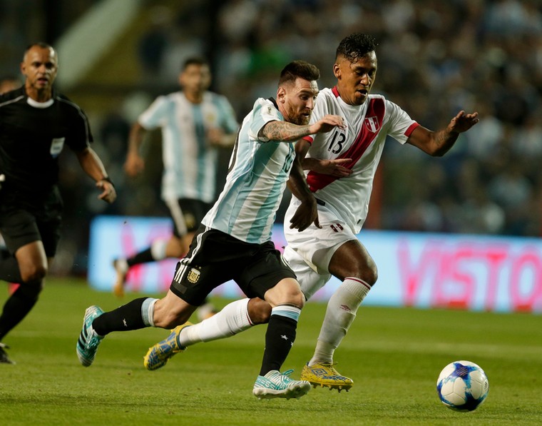 Lionel Messi in duel met Renato Tapia. De Barcelona-speler wist niet te scoren tegen de verdediger van Feyenoord: 0-0.