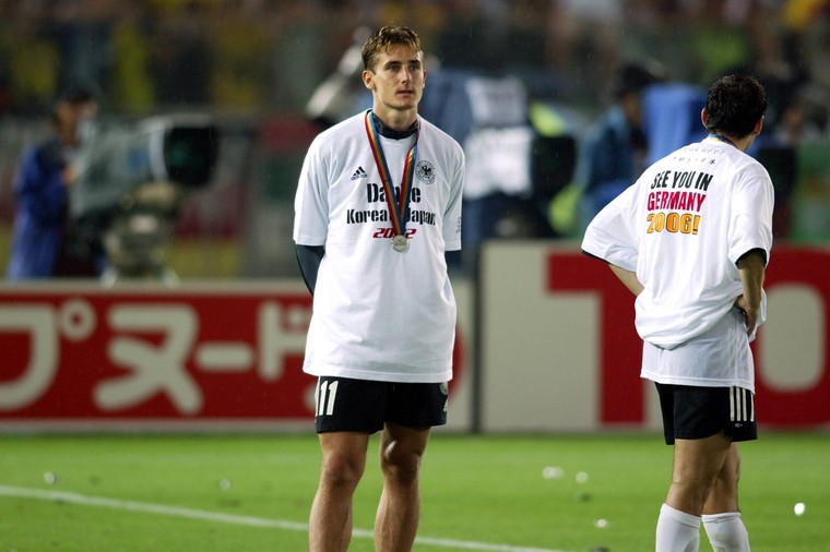 Teleurstelling bij Miroslav Klose na de verloren eindstrijd in 2002.