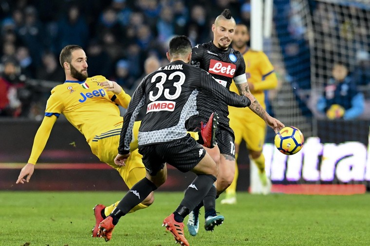 Gonzalo Higuaín staat nu op vijf goals in zes wedstrijden tegen zijn oude club. De 29-jarige Argentijn vertrok in 2016 voor negentig miljoen euro naar Juventus en dat is hem door veel Napoli-supporters nog niet vergeven, zo bleek ook vrijdagavond weer.