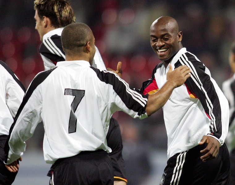 Nando Rafael juicht met David Odonkor om een doelpunt van Jong Duitsland.