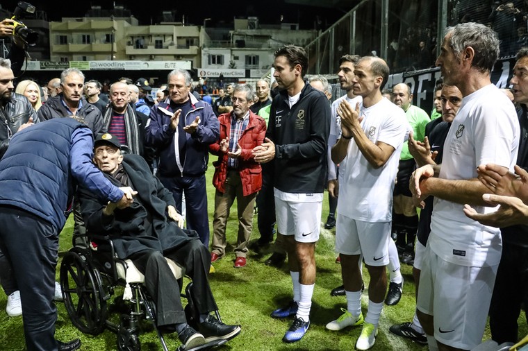 Fans en oud-spelers van OFI Kreta eren de ernstig zieke Gerards tijdens de benefietwedstrijd op 20 november.