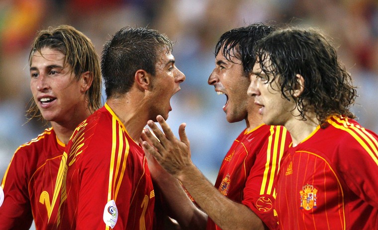 Joaquín viert een Spaanse goal tijdens het WK 2006 met Sergio Ramos, Raúl González Blanco en Carles Puyol.