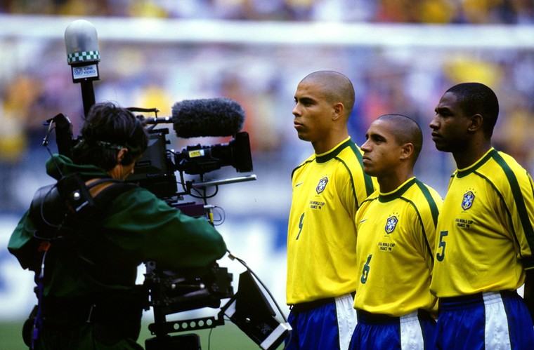 Ronaldo tijdens het WK 1998, met naast hem Roberto Carlos en César Sampaio die hem vlak voor de finale tegen Frankrijk te hulp schoten. 