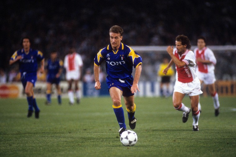 De huidige Franse bondscoach Didier Deschamps aan de bal tijdens de Champions League-finale tussen Juventus en Ajax in 1996. De Italianen zouden zich naar de toernooizege hebben gedopeerd.
