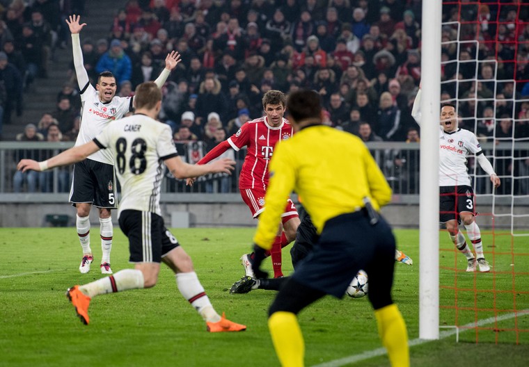Onder anderen Pepe appelleert tevergeefs voor buitenspel bij de 1-0 van Thomas Müller.