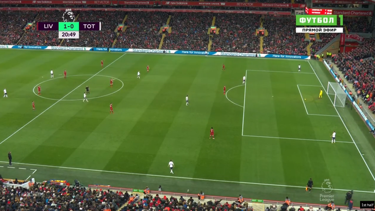 Voorbeeld van Liverpool dat probeert om Tottenham Hotspur te verleiden vanuit een doeltrap de riskante pass naar een van de centrale verdedigers te geven.