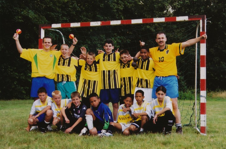 Kenny van der Weg (voorste rij, uiterst links) en zijn jeugdteam.