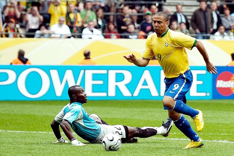 Ronaldo is in de achtste finale van het WK 2006 tegen Ghana op weg naar de openingstreffer voor Brazilië en zijn vijftiende goal in de WK-historie.